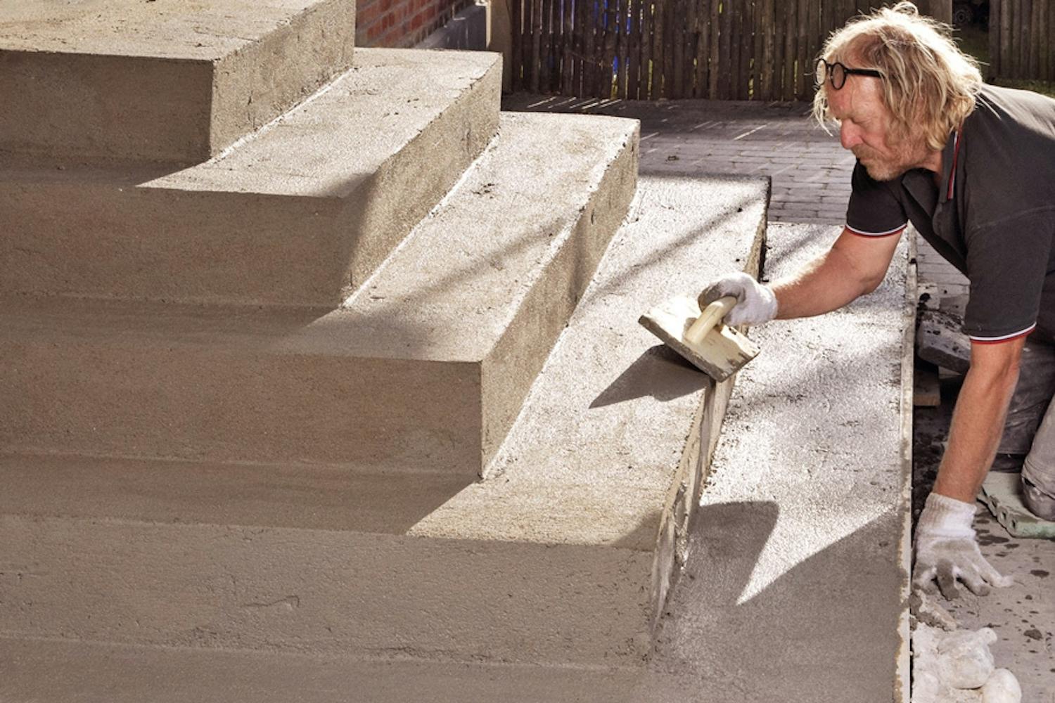 En trappe bliver udsat for slid og store temperaturudsving, så betonen skal vedligeholdes for at beholde sin styrke. En trappe bliver udsat for slid og store temperaturudsving, så betonen skal vedligeholdes for at beholde sin styrke.